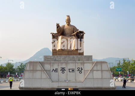 La statua del Re Sejong in Gwanghwamun Square in Seoul. A fianco sono funzionari di polizia a mantenere un occhio su ciò che sta accadendo intorno a. Foto Stock
