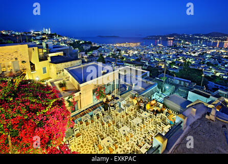 Ano Syra (Markos Vamvakaris square- 'Frangosyriani'). In background, Ermoupolis. Syros Island, Cicladi Mar Egeo, Grecia. Foto Stock