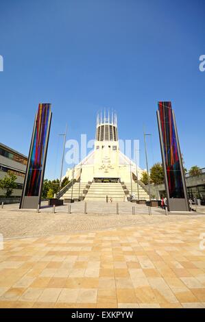 Vista frontale della Cattedrale cattolica romana con pannelli a vetrata alla base dei passi in primo piano, Liverpool, Regno Unito. Foto Stock