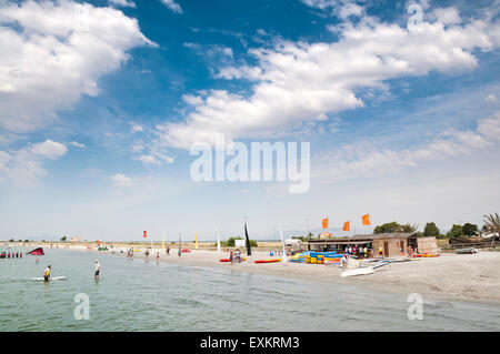 Scuola di sport acquatici. Le persone che stanno imparando per windsurf e kitesurf. La foto è stata scattata in Santa Pola town, il Valencia organi giurisdi Foto Stock