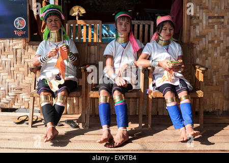Le donne del gruppo etnico dei Padaung con collane e abito tradizionale, vicino Ywa-ma, Stato Shan, Myanmar Foto Stock
