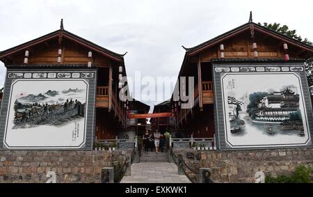 (150715) -- LIJIANG, luglio 15, 2015 (Xinhua) -- la gente visita Shuhe di Lijiang città antica, a sud-ovest della Cina di Provincia di Yunnan, luglio 14, 2015. Come una parte di Lijiang in città antica, che è stato elencato come il mondo del patrimonio culturale dall'UNESCO nel 1997, Shuhe attira grandi quantità di visitatori. (Xinhua/Lin Yiguang) (zwx) Foto Stock