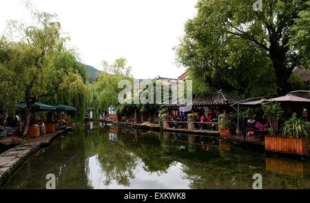 (150715) -- LIJIANG, luglio 15, 2015 (Xinhua) -- la gente visita Shuhe di Lijiang città antica, a sud-ovest della Cina di Provincia di Yunnan, luglio 14, 2015. Come una parte di Lijiang in città antica, che è stato elencato come il mondo del patrimonio culturale dall'UNESCO nel 1997, Shuhe attira grandi quantità di visitatori. (Xinhua/Lin Yiguang) (zwx) Foto Stock