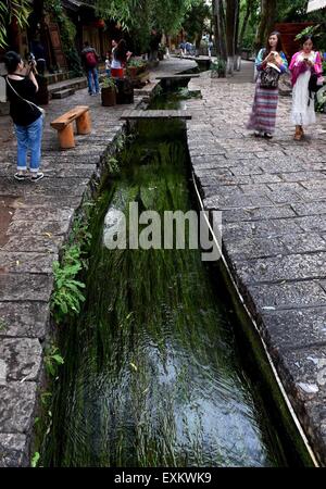 (150715) -- LIJIANG, luglio 15, 2015 (Xinhua) -- la gente visita Shuhe di Lijiang città antica, a sud-ovest della Cina di Provincia di Yunnan, luglio 14, 2015. Come una parte di Lijiang in città antica, che è stato elencato come il mondo del patrimonio culturale dall'UNESCO nel 1997, Shuhe attira grandi quantità di visitatori. (Xinhua/Lin Yiguang) (zwx) Foto Stock