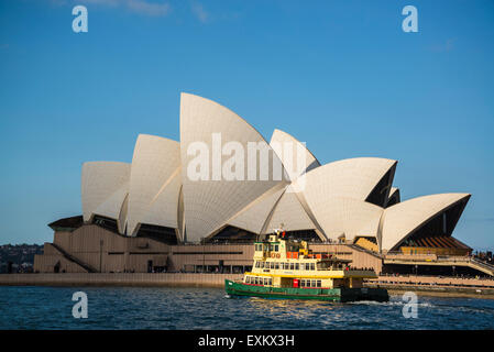 Sydney Opera House, ferry boat passando, Sydney, Australia Foto Stock