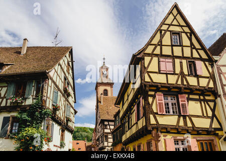 Guardando verso l'alto campanile, Place des Trois Eglises, Riquewihr, Alsazia, Francia Foto Stock