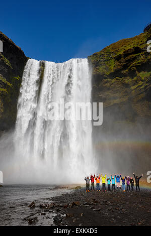 La folla di turisti a cascata skogafoss in Islanda Foto Stock