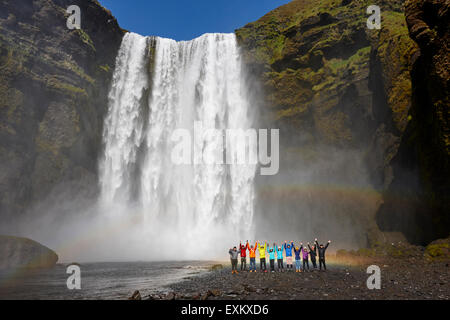 Gruppo di turisti asiatici a cascata skogafoss in Islanda Foto Stock