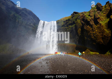 La folla di turisti con doppio arcobaleno a cascata skogafoss in Islanda Foto Stock