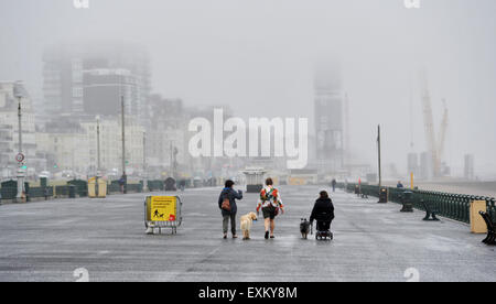 Brighton Regno Unito Mercoledì 15 Luglio 2015 - Brighton Seafront è avvolta nella nebbia e pioggia di questa mattina su Swithun's Day . Foto Stock