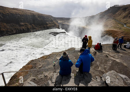 I turisti alla cascata di Gullfoss Islanda Foto Stock