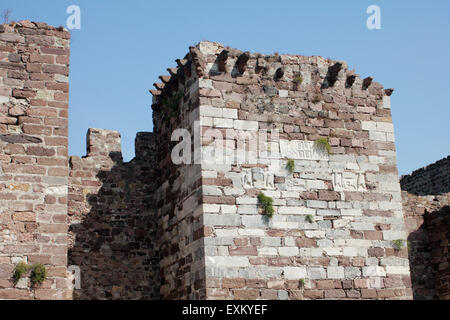 Sito archeologico di Lesbo castello cittadino e i suoi merli al mattino. Mytilene city, Lesbo Island, Grecia Foto Stock