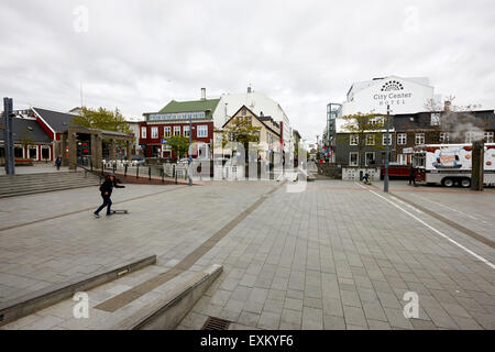 Piazza Ingolfstorg Austurstraeti e la strada più antica nella città vecchia reykjavik Islanda Foto Stock