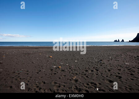 Sabbia nera spiaggia di vik e Vik mi Myrdal Islanda Foto Stock