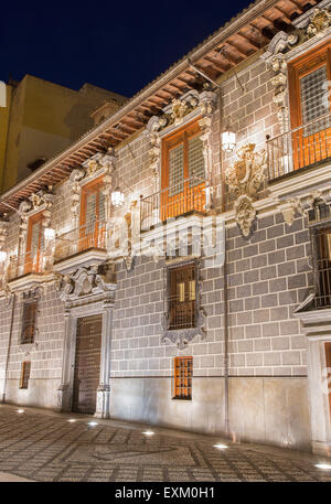 GRANADA, Spagna - 29 Maggio 2015: la facciata del Palacio de la Madrasa (Madrasah di Granada) a notte. Foto Stock