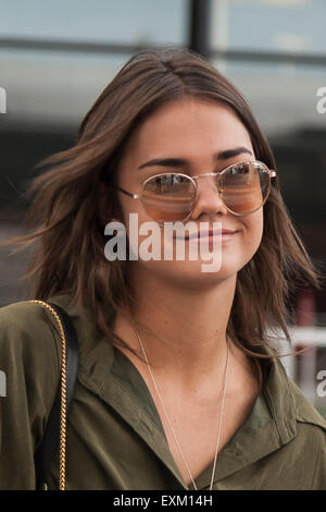 Australian attrice, cantante e cantautore Maia Mitchell arriva all'Aeroporto Internazionale di Narita sulla luglio 15, 2015 a Narita, in Giappone. Maia è in Giappone per promuovere il film originale di Disney Channel ''Teen Beach 2, '' che sarà messa in onda il 25 luglio. Lei parteciperà a una premiere screening/Fan event a luglio xviii in Tokyo. (Rodrigo Reyes Marin/AFLO) Foto Stock