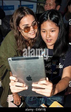 Australian attrice, cantante e cantautore Maia Mitchell prende le immagini con ventole al suo arrivo all'Aeroporto Internazionale Narita sulla luglio 15, 2015 a Narita, in Giappone. Maia è in Giappone per promuovere il film originale di Disney Channel ''Teen Beach 2, '' che sarà messa in onda il 25 luglio. Lei parteciperà a una premiere screening/Fan event a luglio xviii in Tokyo. (Rodrigo Reyes Marin/AFLO) Foto Stock