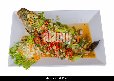 Fritte snakehead pesce servire con erbe e salsa piccante isolato su bianco con tracciato di ritaglio Foto Stock