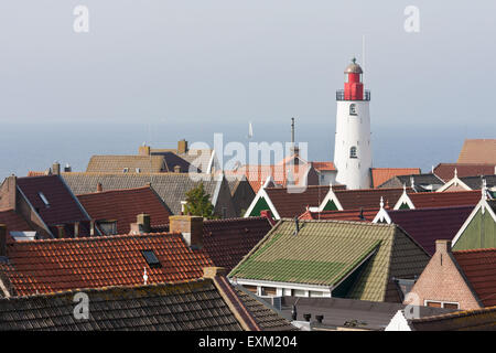 Vista aerea presso il faro e sui tetti di una vecchia e caratteristico villaggio di pescatori nei Paesi Bassi Foto Stock