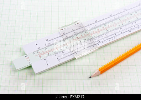 Il vecchio disegno tecnico su un foglio di carta millimetrata con matita.  Close up Foto stock - Alamy