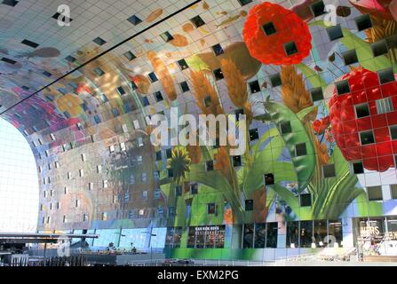 Interni colorati della Rotterdamse Markthal (Rotterdam Market Hall) a Blaak square. Illustrazione di Arno Coenen - Cornucopia Foto Stock