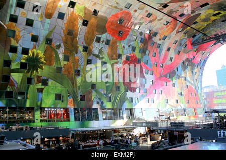 Interni colorati di fiori tropicali & frutta sul soffitto della Rotterdamse Markthal (Rotterdam Market Hall), a Blaak square. Foto Stock