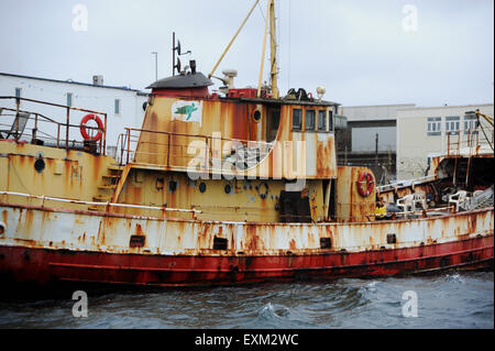 La formazione di ruggine vecchia barca da pesca ormeggiate in porto Shoreham West Sussex England Regno Unito Foto Stock