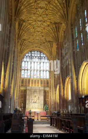 Il medievale magnifico interno di Sherborne Abbey guardando verso l altare maggiore e la grande finestra orientale. Il Dorset, Inghilterra, Regno Unito. Foto Stock