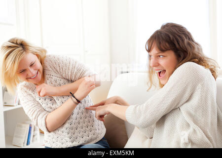 Scena di complicità fra i migliori amici - Concetto di amicizia Foto Stock