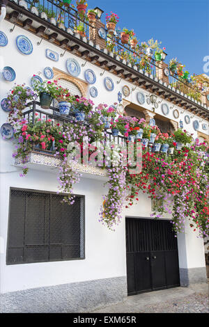 GRANADA, Spagna - 31 Maggio 2015: Il decorato casa nel quartiere Albazyin. Foto Stock