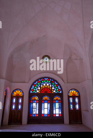 Le finestre di vetro macchiate di Tabatabaei casa storica, Provincia di Isfahan, Kashan, Iran Foto Stock