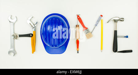 Home parola scritta con strumenti di costruzione su sfondo bianco. immagine concettuale Foto Stock