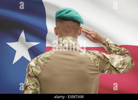 Di carnagione scura soldato in hat rivolta verso uno stato USA serie tricolore - Texas Foto Stock