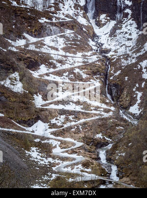 Hair Pin road fino una montagna Foto Stock