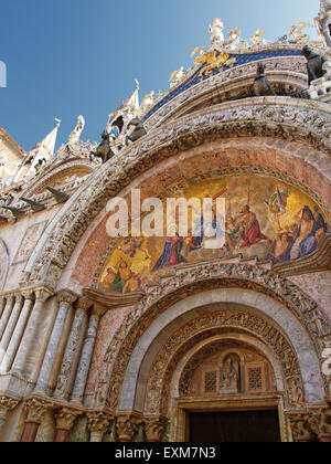 Mosaico in ingresso della Basilica di San Marco in Piazza San Marco. Venezia. L'Italia. Foto Stock