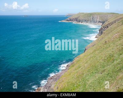 Punto di passo a passo di un promontorio sulla North Cornwall costa a nord di Padstow Regno Unito Foto Stock