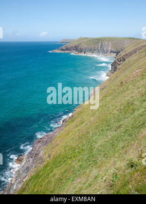 Punto di passo a passo di un promontorio sulla North Cornwall costa a nord di Padstow Regno Unito Foto Stock