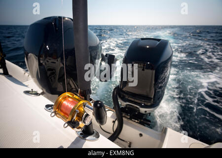 Un Boston Whaler 320 oltraggio speedboat con i suoi 300 cavalli fuoribordo motori di mercurio. Foto Stock