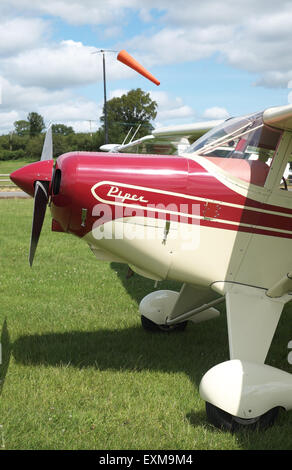 Vintage Piper PA-22 velivoli leggeri costruita negli anni cinquanta in un campo di aviazione di erba Foto Stock