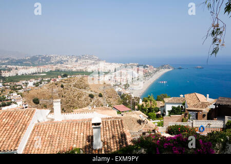 Il borgo costiero e Spiaggia di Almuñécar, Costa Tropical, Granada, Costa del Sol, Andalusia, Spagna. Foto Stock