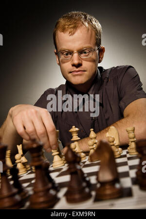 Maestro di scacchi facendo mossa intelligente Foto Stock