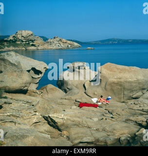 Ein Badeausflug an der Costa Smeralda auf Sardinien Italien, 1970er Jahre. Una escursione balneare della Costa Smeralda Sardegna, Italia degli anni settanta. Foto Stock