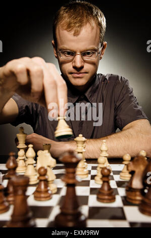 Maestro di scacchi facendo mossa intelligente Foto Stock