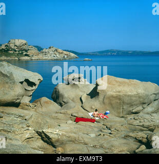 Ein Badeausflug an der Costa Smeralda auf Sardinien Italien, 1970er Jahre. Una escursione balneare della Costa Smeralda Sardegna, Italia degli anni settanta. Foto Stock