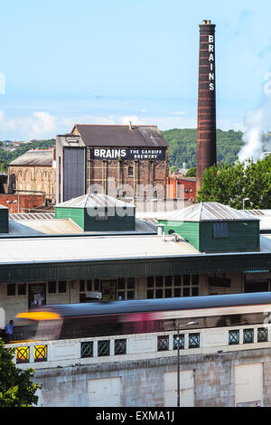 Il vecchio camino di cervelli birreria e Cardiff stazione ferroviaria in primo piano. Foto Stock