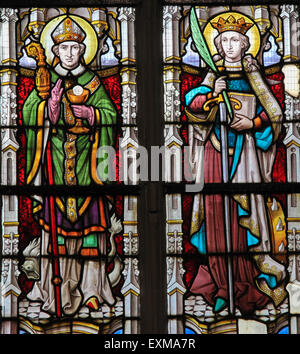 Vetrata raffigurante due Santi cattolici, tra cui Santa Caterina a destra Foto Stock