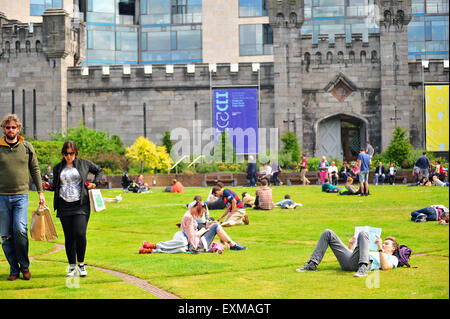 Le persone a rilassarsi nella Dubh Linn giardini dal Castello di Dublino in Irlanda. Foto Stock