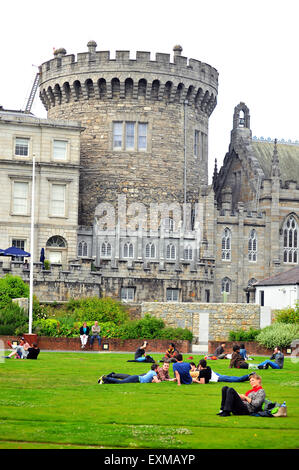 Le persone a rilassarsi nella Dubh Linn giardini dal Castello di Dublino in Irlanda. Foto Stock