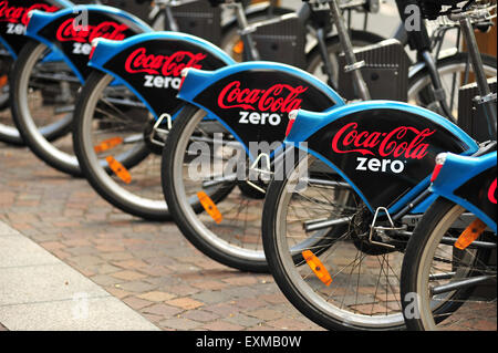 Coca Cola sponsorizzato bike sharing Dublinbikes nella città di Dublino in Irlanda. Foto Stock