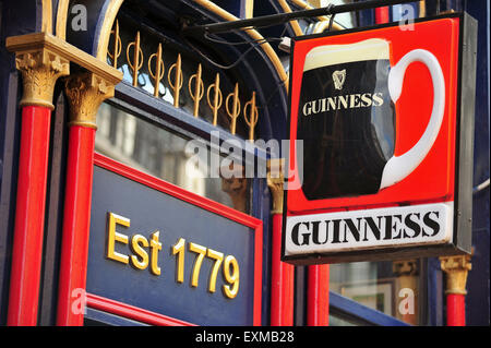 Un segno di Guinness al di fuori di un pub nella zona di Temple Bar di Dublino in Irlanda. Foto Stock